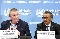 El director ejecutivo de Emergencias Michael J. Ryan junto al director Tedros Adhanom Ghebreyesus