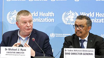 El director ejecutivo de Emergencias Michael J. Ryan junto al director Tedros Adhanom Ghebreyesus