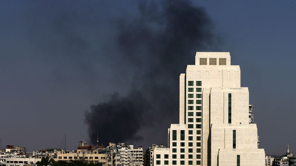 دخان ينبعث في سماء دمشق جراء القصف. 2013/08/25