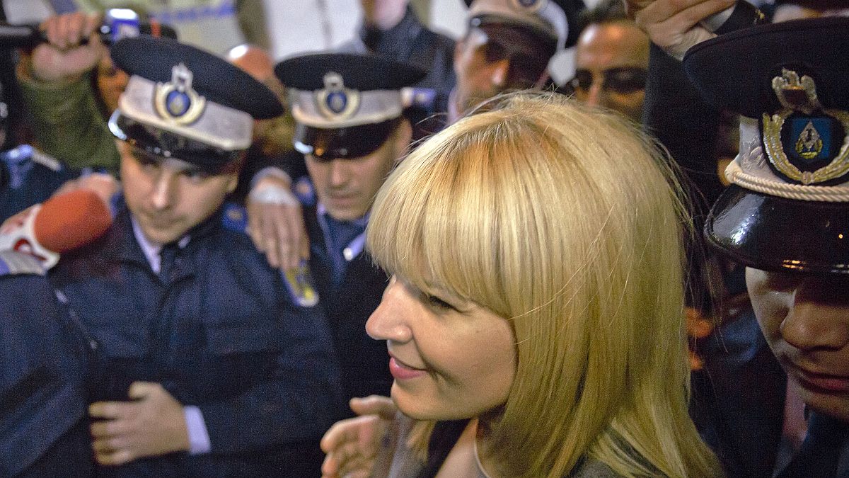 A letartóztatás pillanata: Elena Udrea, volt román turisztikai miniszter rendőrök gyűrűjében