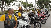 Angolai motorosok fedezik fel hazájuk tájait, közben jótékonykodva 
