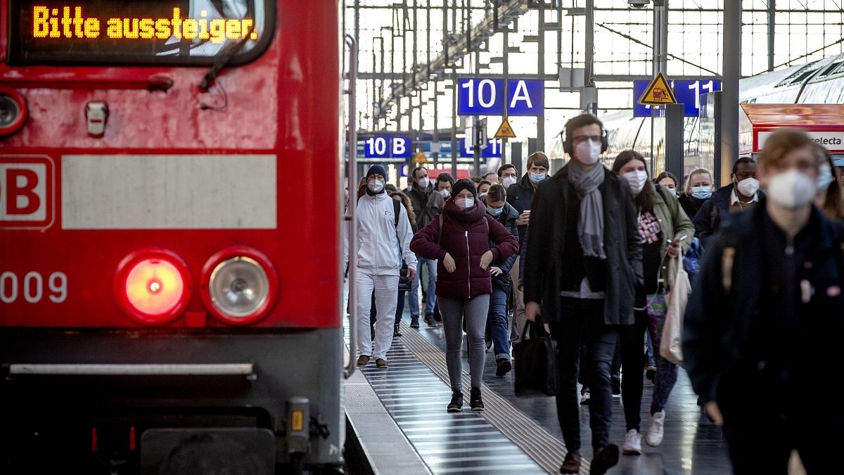 مسافرون يرتدون أقنعة على رصيف محطة قطار في مدينة فرانكفورت الالمانية. 2021/03/02 