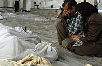 Archives - un couple se recueille devant les dépouilles de victimes d'une attaque chimique présumée perpétrée le 21/08/2013 dans la Ghouta orientale (Syrie)
