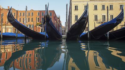 شاهد: جفافٌ يضربُ القنوات المائية في مدينة البندقية الإيطالية