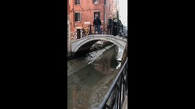 Niedrigwasser in einem Kanal in Venedig