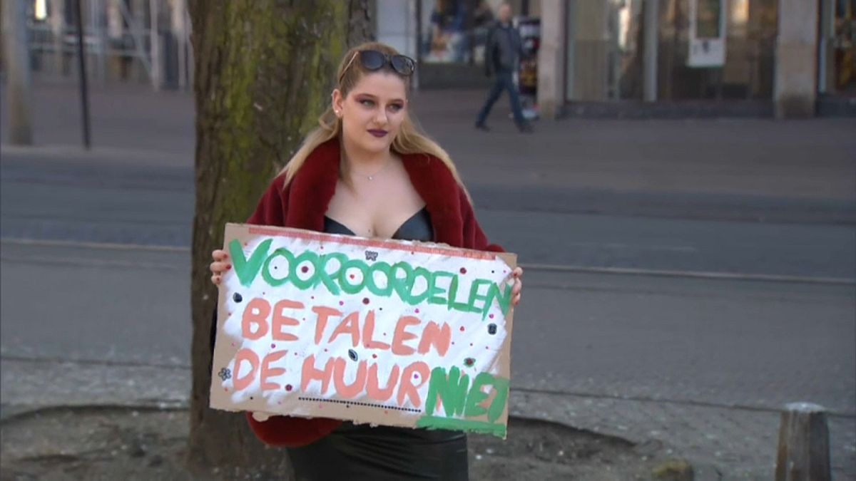 إحدى بائعات الهوى في هولندا تحتج على القيود المفروضة بسبب وباء كورونا وتراجع نشاط سوق الدعارة في أمستردام 