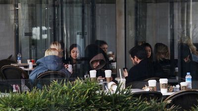 شاهد: مطاعم ومقاهي اسطنبول تنهض من غفوةٍ فرضتها كورونا وتعود مجددا إلى الحياة