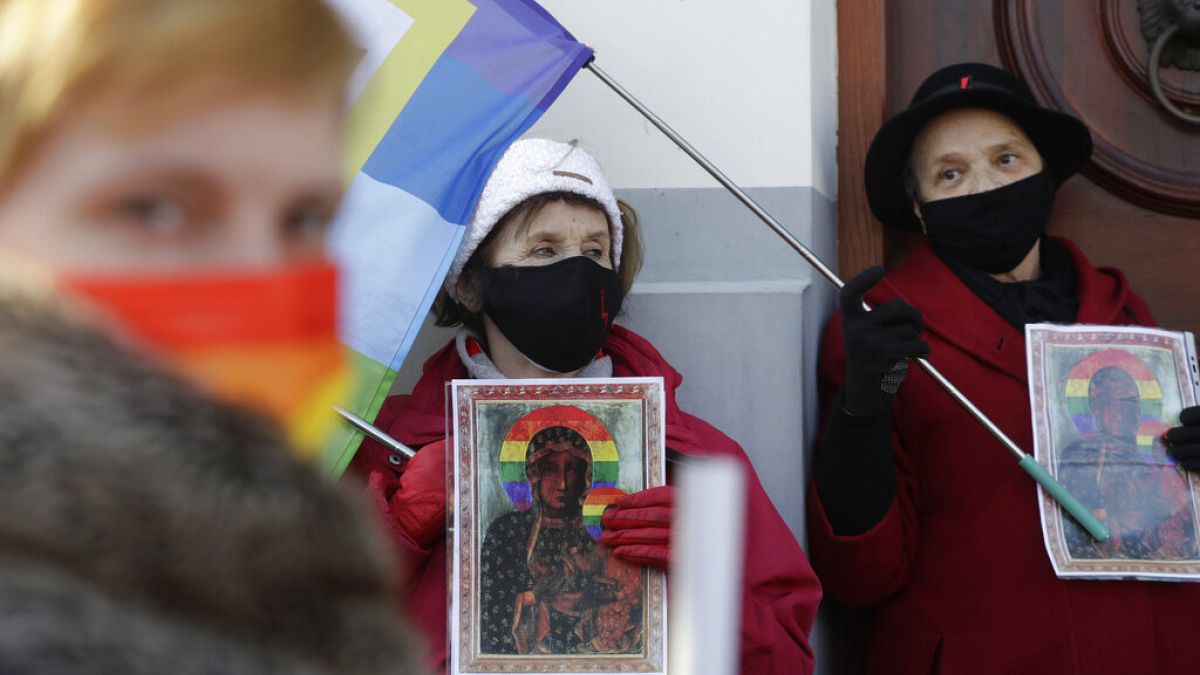 Polonya: Meryem Ana’yı gökkuşağı çemberiyle tasvir eden LGBT aktivistleri serbest
