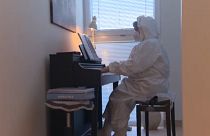 A galántai kórház főorvosa zongorázik a Covid-osztályon