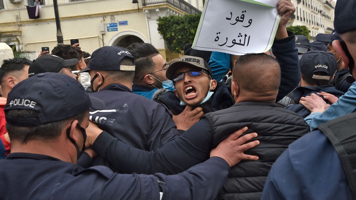  مظاهرات في العاصمة الجزائرية تطالب بـ"جزائر حرة وديمقراطية" و"دولة مدنية وليس عسكرية"