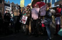 Trabajadoras sexuales portan pancartas en protesta por la desigualdad de trato y la estigmatización durante una manifestación en La Haya, Países Bajos, el 2 de marzo de 2021.