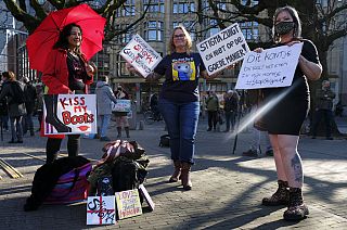 Profissionais do sexo exigem voltar ao trabalho