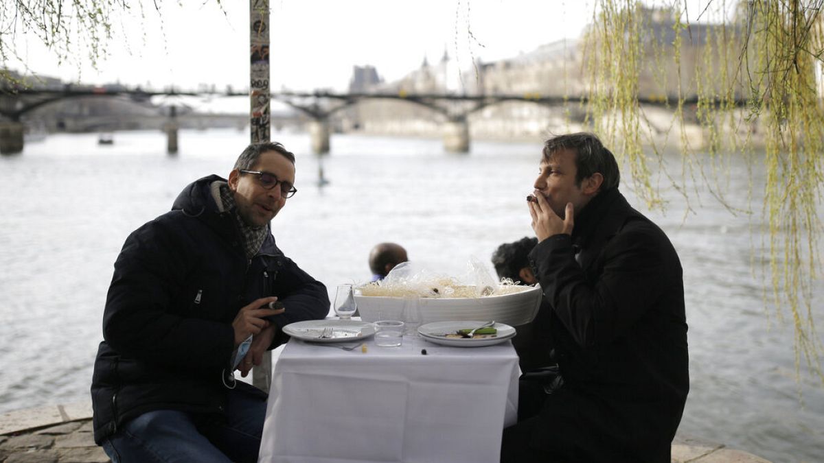 Déjeuner improvisé sur les bords de Seine
