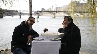 Déjeuner improvisé sur les bords de Seine
