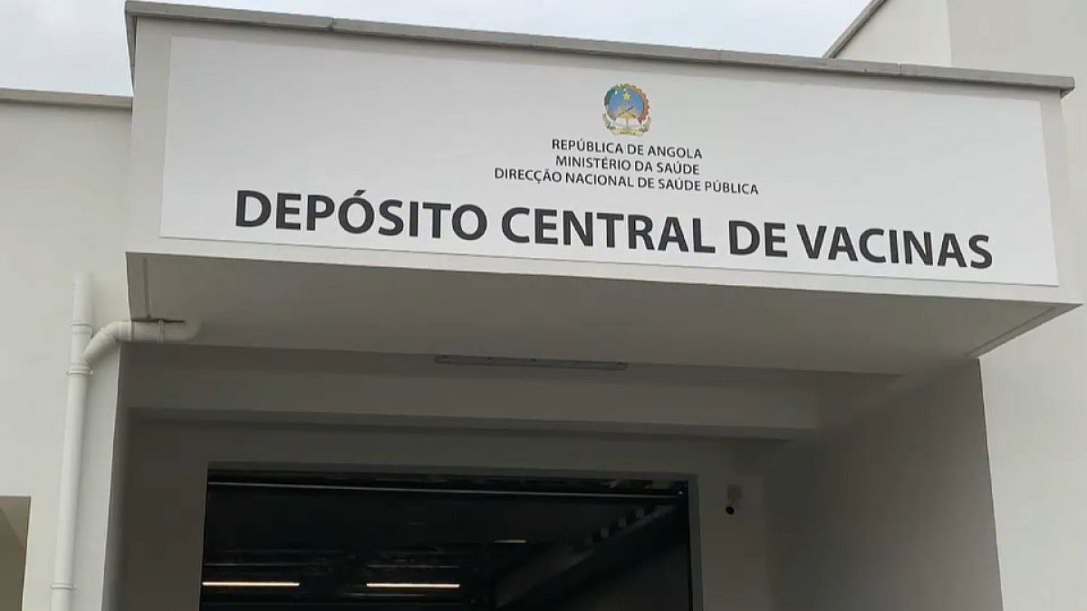 Deposito centrale dei vaccini, a Luanda. 