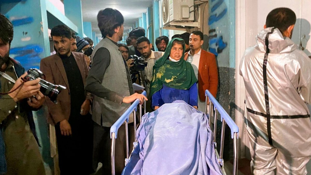 انتقال جسد یکی از زنان کشته شده در شرق افغانستان