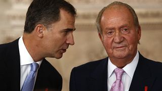 En una imagen de archivo de 2014 el príncipe heredero español Felipe, a la izquierda, habla con el rey español Juan Carlos I