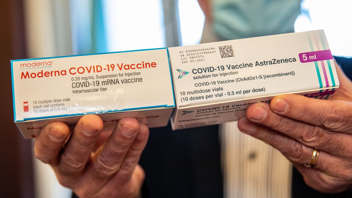 A Moderna és AstraZeneca koronavírus elleni vakcináival Békéscsabán