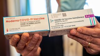 A Moderna és AstraZeneca koronavírus elleni vakcináival Békéscsabán