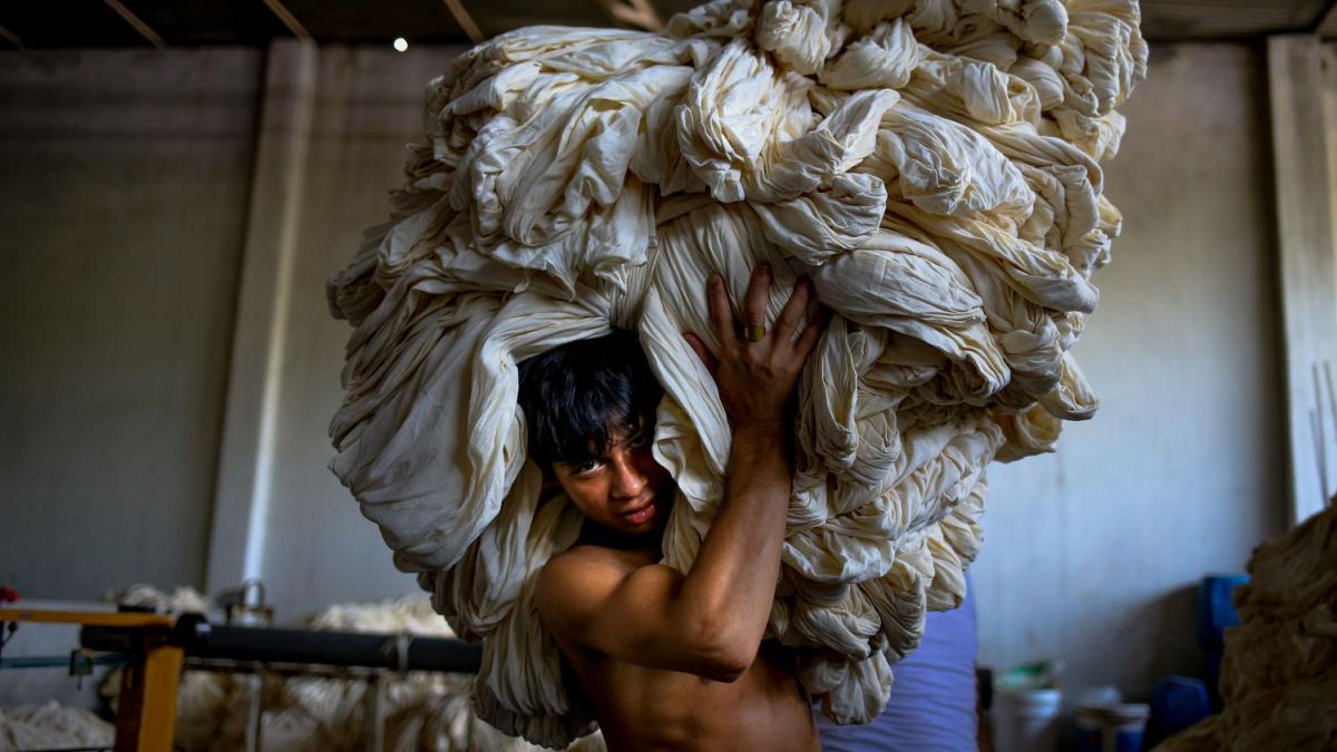 Bangladeş'te bir fabrika işçisi