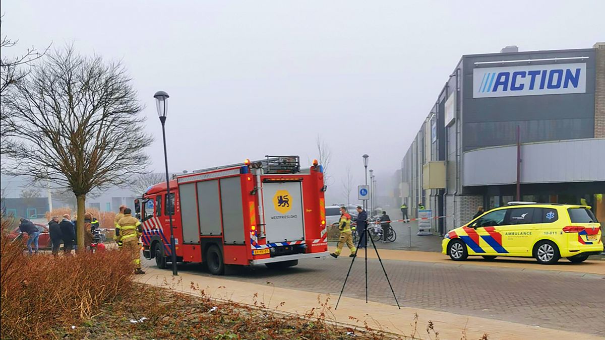 Mentő és tűzoltóautó várakoznak egy koronavírus-szűrőállomás előtt a hollandiai Bovenkarspelben, ahol szerda reggel robbanás történt