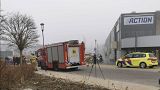 Serviços de emergência em frente a centro de despistagem de Bovenkarspel, Países Baixos