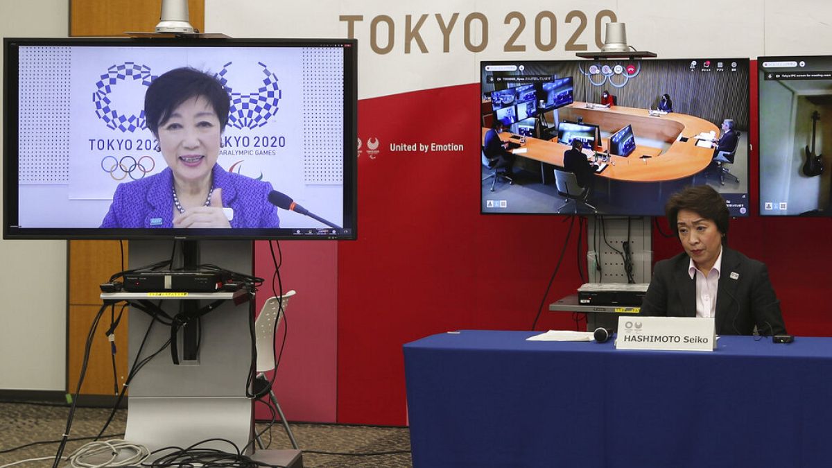 Presidente do comité organizador, Seiko Hashimoto (à direita), durante uma teleconferência com a governadora de Tóquio, Yuriko Koike