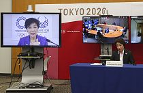 Presidente do comité organizador, Seiko Hashimoto (à direita), durante uma teleconferência com a governadora de Tóquio, Yuriko Koike