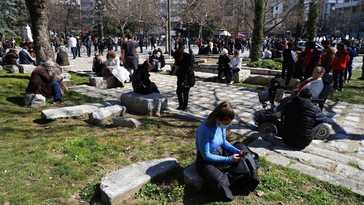 مردم پس از زلزله در شهر لاریسای یونان در میدان اصلی شهر تجمع کردند