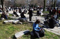 مردم پس از زلزله در شهر لاریسای یونان در میدان اصلی شهر تجمع کردند