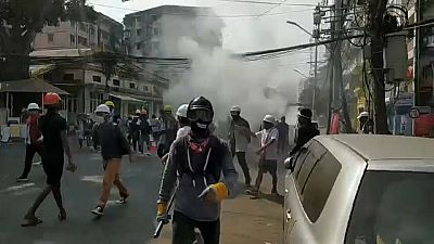 شاهد: المجموعة العسكرية في ميانمار تكثف حملة القمع ضد المتظاهرين المطالبين بالديمقراطية
