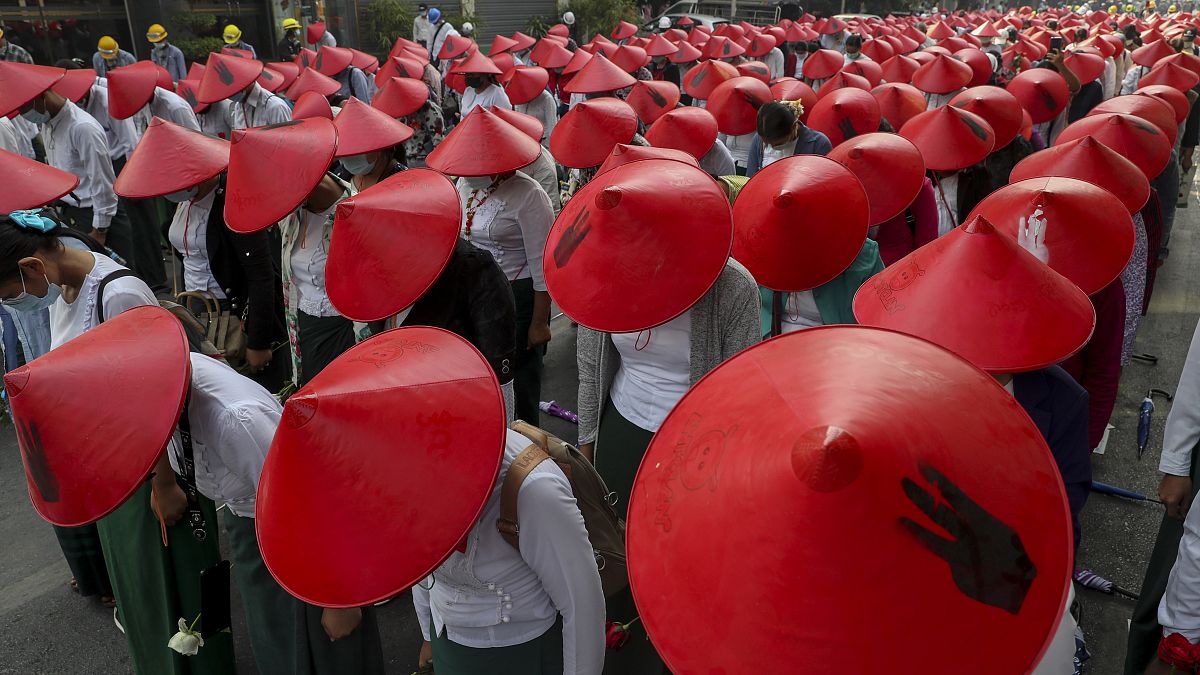 Lehrer und Studenten demonstrieren in Mandalay 