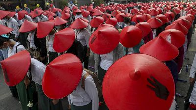 Lehrer und Studenten demonstrieren in Mandalay