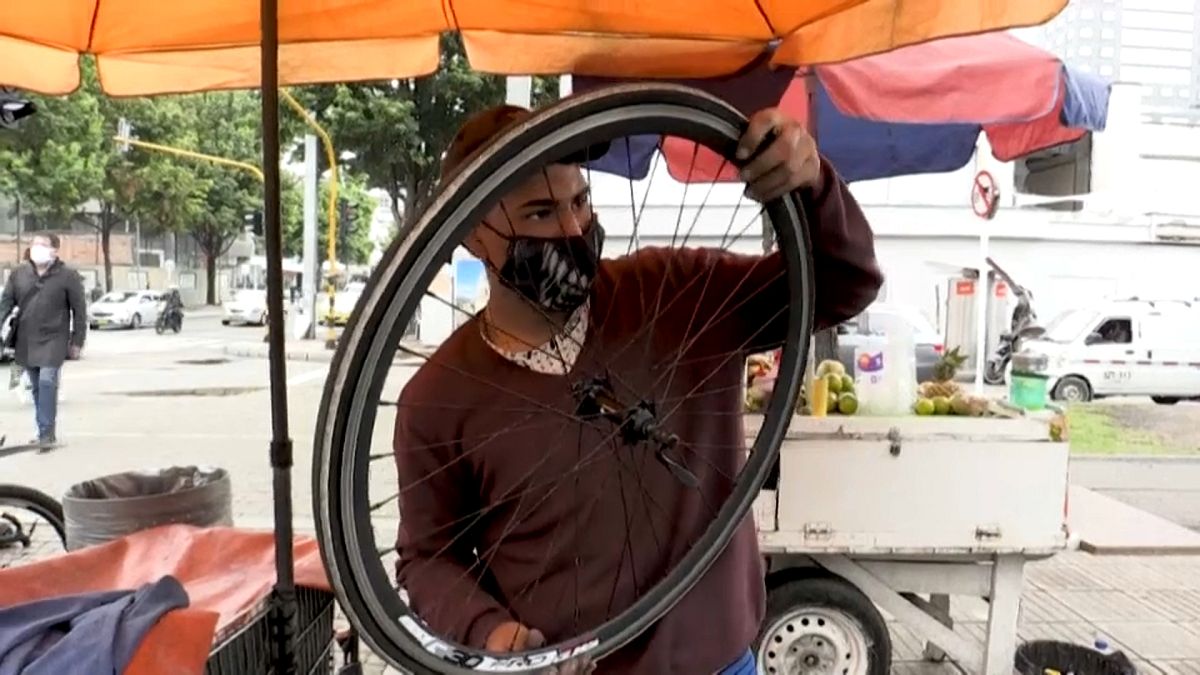 Yoandry Olivares, inmigrante venezolano en Colombia, arregla una bicicleta