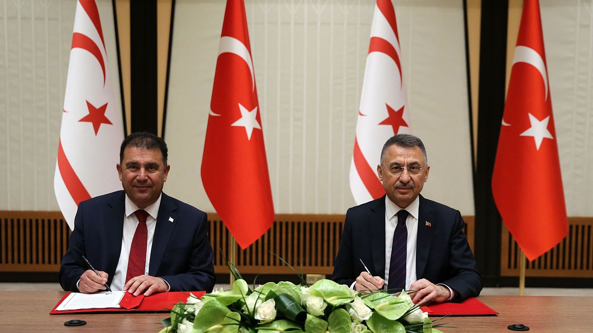 Ο Τούρκος Αντιπρόεδρος, Φουάτ Οκτάι με τον «πρωθυπουργό» Ερσάν Σανέρ 