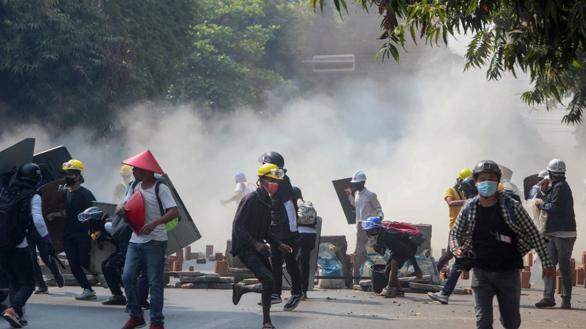 Myanmar'ın Mandalay kentinde güvenlik güçleri protestoculara müdahale etti