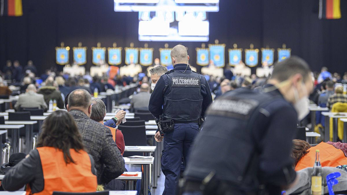 پلیس در تحمع حزب آلترناتیو برای آلمان در درسدن 