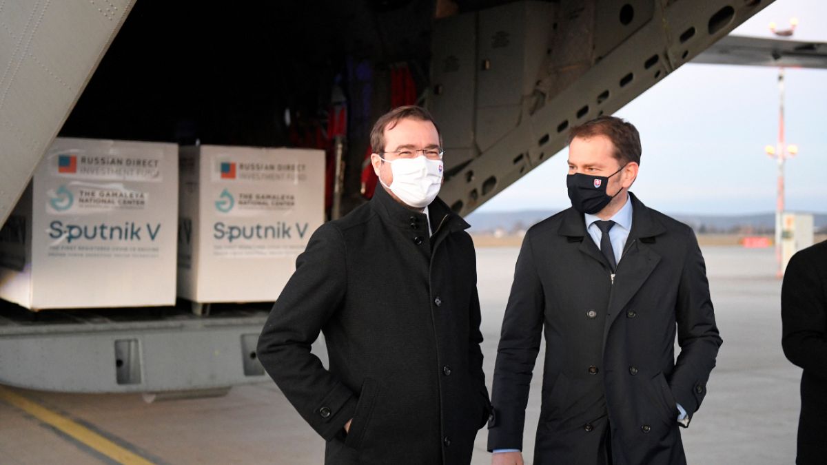 Slovakya Başbakanı Igor Matovic (sağ) ile Sağlık Bakanı Marek Krajci, Rusya'dan satın alınan Sputnik V aşısını getiren askeri uçağın önünde poz verdi