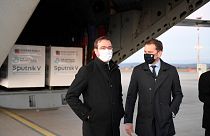 Slovakya Başbakanı Igor Matovic (sağ) ile Sağlık Bakanı Marek Krajci, Rusya'dan satın alınan Sputnik V aşısını getiren askeri uçağın önünde poz verdi