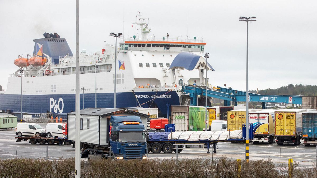 Des camions arrivant à Larne en Irlande du nord, après avoir débarqué d'un ferry le 2 mars 2021