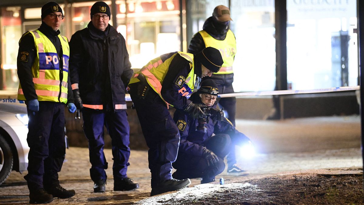 Policiers sur la scène de l'attaque à l'arme blanche qui s'est produite à Vetlanda, en Suède, le 3 mars 2021
