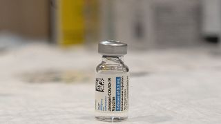 Un vial de la vacuna de Janssen preparado para su administración