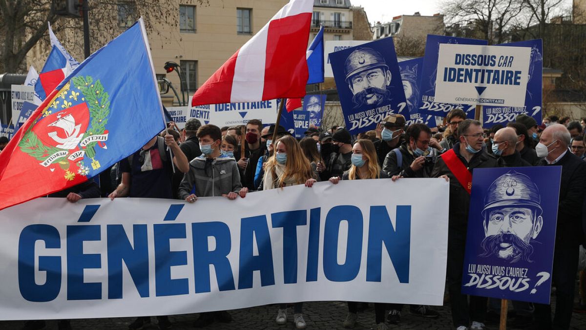  أنصار مجموعة "جيل الهوية" خلال مظاهرة في  باريس مناهضة لقرار وزير الداخلية الفرنسي المتعلق بحل المجموعة