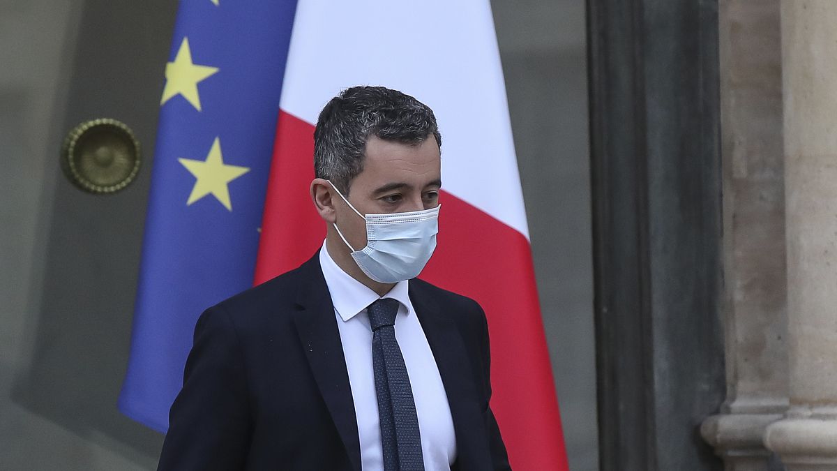وزير الداخلية الفرنسي جيرالد دارمانين يغادر قصر الإليزيه في باريس، فرنسا