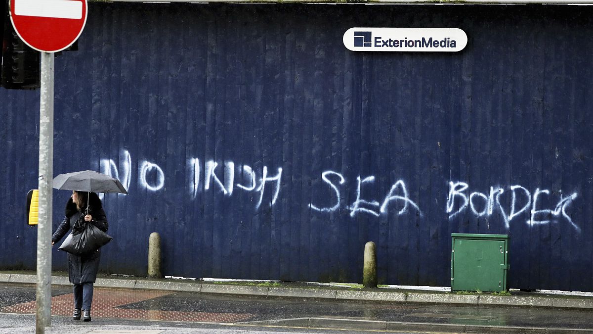 Граффити на стене в центре Белфаста со словами "Нет границе в Ирландском море"