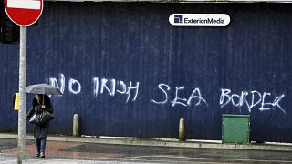 Граффити на стене в центре Белфаста со словами "Нет границе в Ирландском море"