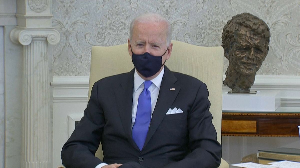 Joe Biden critica permissão "neandertal" de tirar a máscara