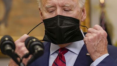 Joe Biden retire son masque, le 27 février 2021, à la Maison blanche, Washington USA
