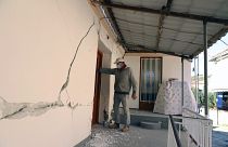 Un hombre revisa una casa tras un terremoto en el pueblo de Damasi, en el centro de Grecia, el  3 de marzo de 2021.