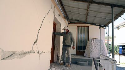 Un hombre revisa una casa tras un terremoto en el pueblo de Damasi, en el centro de Grecia, el  3 de marzo de 2021. 